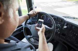 Бетономешалка протаранила стоящие автомобили
