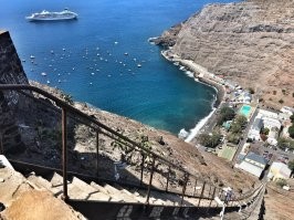 А в чем смысл выбирать именно эту фотографию, повернутую на 45 градусов? Обычная тоже выглядит впечатляюще.