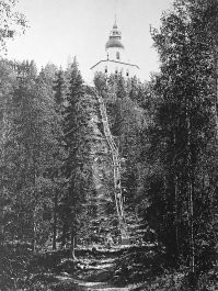 Спускался как-то по лестнице с Секирной горы, там, конечно, не 180 метров, а всего 70, но понимаешь, что если поскользнешься и полетишь вниз, то остановиться уже не получится.