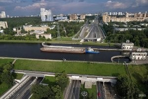 Каналами над дорогой не удивить. Над Волоколамкой в Москве есть. Фото ниже.
Подъемник для судов? Этот шотландский какой-то никакой. Да даже на Красноярской ГЭС как-то солиднее выглядит, не говоря уже про китайские 3 ущелья. На фото 3 ущелья.