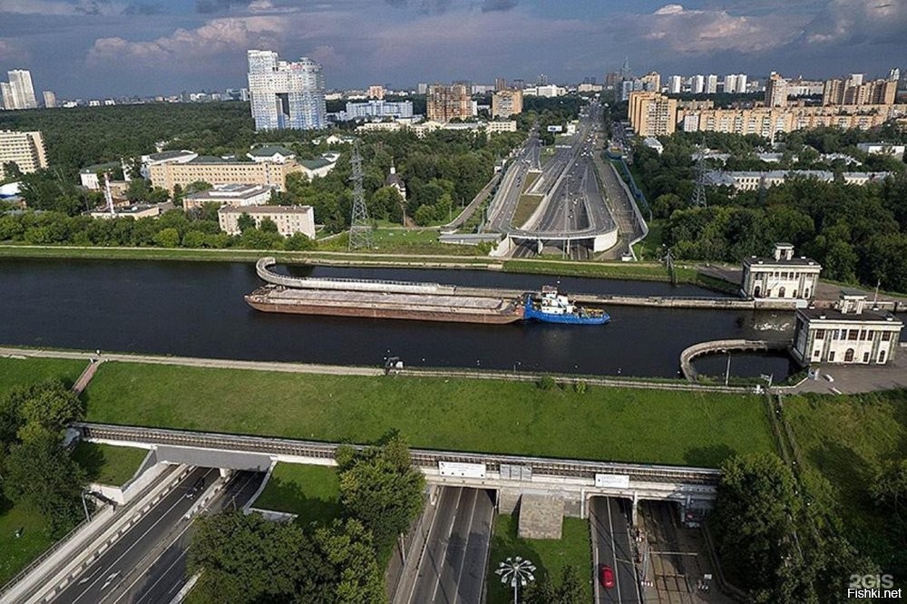 Каналами над дорогой не удивить. Над Волоколамкой в Москве есть. Фото ниже.
Подъемник для судов? Этот шотландский какой-то никакой. Да даже на Красноярской ГЭС как-то солиднее выглядит, не говоря уже про китайские 3 ущелья. На фото 3 ущелья.