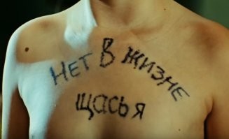 Блогеры с помощью замедленной макросъёмки показали, как выглядит работа тату-машинки