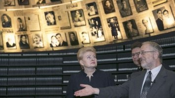 А вот эту маленькую девочку на фотографии видишь ?!
Её забил насмерть брат твоего деда . Он много кого насмерть забил .