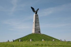 На Бородинском поле есть памятник солдатам армии Наполеона