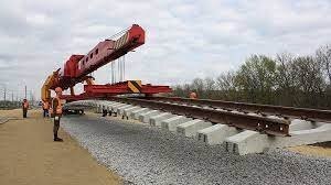 Рельсы вообще укладывают плетями,с прикрученными шпалами,и рельсы не гнутся..