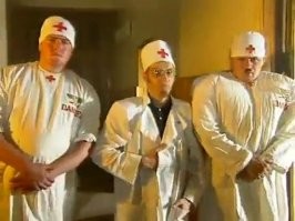 В Краснодаре мужчина поссорился с мамой и залез на электрический кабель — так он хотел привлечь ее внимание