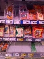 Прошу прощения за долгое ожидание, пришлось ловить момент, когда попаду в продуктовый, да и ценники надо было подобрать (шутка). 

Вот один из примеров. Три фотографии. Тут есть просто мясо, стейки, которые стоят уже не мало (дозера, я бы даже сказал), но это и не самые дорогие (думаю уподобаться новостям и вырывать из контекста самый экстрим не честно, как минимум перед самим собой) и сосиски.

Не знаю какое будет разрешение у картинки, но цена либо за 1 кг, либо за упаковку, у каждого ценника справа снизу есть цена за 1 кг, если большое число указывает цену за упаковку.

И это цены, ставшие результатом торговых войн, пик которых мы наблюдали в середине 2021 (когда открыто трубы взорвали, нефть "перестали покупать" и т.д.). До этого они были примерно на 30% ниже и не менялись почти 10 лет (тоже наверно 30% за декаду). 

Тут конечно нет синих окорочков (а такие и в Германии есть, открываешь пачку, а оттуда запах тухлятины как даст), которые по 3,5 евро за кг (или может уже и дороже, я не знаю). 

Ещё у Германии уже давно демократия и тут всё давно по родам поделено между князьями и никто на "чужой каравай" рот не разевает (у тебя строительный бизнес от прадедов, вот и не лезь продавать авто). Магазины так же, есть более дорогие, есть менее дорогие. Автор поста выложил цены наверное из самой дорогой сети продуктовых магазинов. Мои примеры скорее из средних. 
Я не могу сравнить с Россией, там все супермаркеты одного уровня.