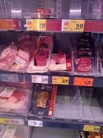 Прошу прощения за долгое ожидание, пришлось ловить момент, когда попаду в продуктовый, да и ценники надо было подобрать (шутка). 

Вот один из примеров. Три фотографии. Тут есть просто мясо, стейки, которые стоят уже не мало (дозера, я бы даже сказал), но это и не самые дорогие (думаю уподобаться новостям и вырывать из контекста самый экстрим не честно, как минимум перед самим собой) и сосиски.

Не знаю какое будет разрешение у картинки, но цена либо за 1 кг, либо за упаковку, у каждого ценника справа снизу есть цена за 1 кг, если большое число указывает цену за упаковку.

И это цены, ставшие результатом торговых войн, пик которых мы наблюдали в середине 2021 (когда открыто трубы взорвали, нефть "перестали покупать" и т.д.). До этого они были примерно на 30% ниже и не менялись почти 10 лет (тоже наверно 30% за декаду). 

Тут конечно нет синих окорочков (а такие и в Германии есть, открываешь пачку, а оттуда запах тухлятины как даст), которые по 3,5 евро за кг (или может уже и дороже, я не знаю). 

Ещё у Германии уже давно демократия и тут всё давно по родам поделено между князьями и никто на "чужой каравай" рот не разевает (у тебя строительный бизнес от прадедов, вот и не лезь продавать авто). Магазины так же, есть более дорогие, есть менее дорогие. Автор поста выложил цены наверное из самой дорогой сети продуктовых магазинов. Мои примеры скорее из средних. 
Я не могу сравнить с Россией, там все супермаркеты одного уровня.