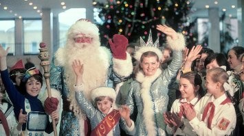 Снегурочка интересная...
Это мы ещё не знаем, кто там Дедом Морозом шабашит, может Юрий Яковлев или Олег Басилашвили.