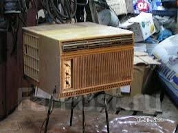 Фото предьявить не могу. Кондиционер был в номере санатория в Евпатории,куда мы приезжали отдыхать от завода по профсоюзной путевке. 
Если интересно,могу завтра сделать фото кондиционера на работе. Год выпуска - 1984-й. Каждое лето работает не выключаясь.
Вот такой(фото из интернета). И таких на заводе не один десяток работает.