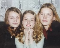 Подружки?
А не сестры? Уж больно одинаковые.