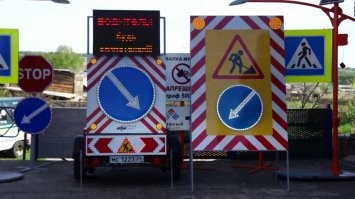 Чтобы заметили нужен такой знак, а не то, что в багажнике валяется