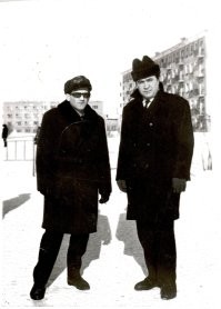 Мода с СССР тоже разная была. Не все в клешах и собачьих шапках ходили.