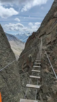 А обязательно  резьбой  наружу крепёж ставить? Чтоб если споткнулся или наступил наверняка больно было?