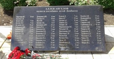 Про детей ты вспомнил? Вот родители этих детей не смогут им посмотреть больше в глаза. У них дети были но их уже нет, потому что их убили такие же украинцы как они сами. Их убили дети тех самых трудяг про которых ты говоришь, которых эти трудяги воспитали равнодушными и жадными скотами. Равнодушными - потому что они знали по кому и куда они стреляют. Жадными - потому что когда смотришь допросы пленных ВСУшников, там на одного идейного националиста, девять тех кто просто пошли в армию потому что там платят хорошие гроши, гораздо больше чем на гражданке.