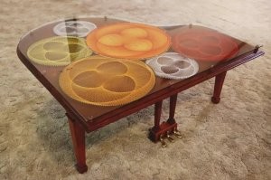 Кровать для очков сына. Ну, если сын маленький,  и то норм.  Спят усталые игрушки и очки... ))

З.Ы. А так понравился только журнальный столик.