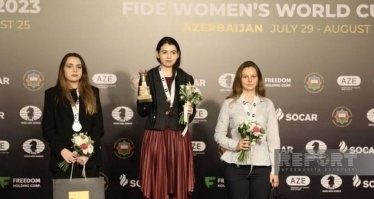 На третьем. Анна Музычук - бронзовая награда. На втором - болгарка. Вообще у украинцев традиционно сильная шахматная школа, много топовых гроссмейстеров.