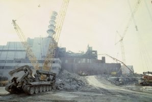 Сложно отследить путешествие радионуклидов по пищевой цепочке.. в первую очередь это не рыба, а всякая мелочи, вроде планктона, водорослей, мидий. Этим питаются и сухопутные виды.. Жалко что так приходится поступать. Глобус у нас один на всех. Надеюсь там не сильно распилы включат и по максималочке отфильтруют воду, до возможных концентраций. Хотя конечно, чистую воду уже из этого радиоактивного овнища не сделать без вбухивания миллиардов денег, что по сути равно постройке рядом целого очистительного комбината с многоуровневыми системам очистки и фильтрации жидкости,  что само по себе будет наверное дороже чем вся Фукусимская АЭС, даже не учитывая что прям там, неблагоприятная радиологическая обстановка, и люди там долго работать не могут и им придётся много платить. Либо строить на удалении и возить эту воду цистернами, что ещё дороже, ибо в обычной водовозке не повезёшь, если у тебя водители не одноразовые.. нужны спец машины, с защитой кабины и специальной герметичной ёмкостью.  По уму было бы, замешивать эту воду с загустителем, на подобии желатина, и опять таки в специальных емкостях, захоранивать где-нить в заброшенных соляных шахтах.. но это снова куча бабла, и перекладывание проблемы на плечи правнуков.
Приходится, сливать в океан (он ведь большой, всё стерпит.. а что кто-то там заболеет, так  это дело десятое).  Увы. Япония это не СССР.. не может себе позволить бросить колоссальные силы, и в кратчайшие сроки забороть катастрофу уровня INES-7,  безвозвратно вкину в  это дело тысячи единиц техники, возведя специальные саркофаги, могильники и кучу инженерных-технических и организационных мер для недопущения распространения радионуклидов.
