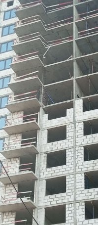 Сам живу в доме под снос по реновации.Вы не представляете какое это нае...во.Мало того,что наши два дома были в голосовании против,так их все равно внесли в программу.Они просто мешают глобальной застройке.Кроме того,наши дома построены по  индивидуальному проекту и принадлежали железной дороге Москвы.Высота потолков 3.10,корридор-прихожая 8 кв.м,ванная комната 5 кв.м,кухня да,небольшая,7 квадратов,но не в ней счастье.Зато шикарные комнаты.Смешно сказать,но у нас высота окон 174 см.У нас в доме владельцы трёшек имеют общую площадь под 90 квадратов,жилую 60-65.Так вот при встрече с застройщиком на вопрос будут ли равнозначные квартиры,он только усмехнулся и сказал,что у нас не может быть таких квартир.А когда ему в нос ткнули квитанцию ЖКХ,он даже не захотел её смотреть.В гости даже этих дибилов приглашали,толку ноль.Вот теперь сидим и гадаем,что за уе...ще там нам настроят.
А то ЧТО строят и как,это отдельный разговор.Во дворе третий год идет стройка этого курятника по реновации.С подземной парковкой,которая постоянно затоплена грунтовыми водами,так ка глубина большая.Дом позиционируют как типа монолитный,хотя там монолита только процентов 30.Остальное выложено газобетоном в том числе наружные уличные стены,блоки же валяются месяцами мокнут под дождем и сажают их на обычный цемент.Снаружи утепляют поганой ватой Роквул,которая так же горами в разорванных упаковках всё лето валялась под дождями.И не надо рассказывать байки,что вата не впитывает влагу.Ещё как впитывает.Сам лично как-то выжимал из ваты как из губки воду.Про то кто это всё строит думаю говорить не нужно.И самый прикол.Стройку замораживали на полгода и скорее всего из-за того,что эти ухари забыли собрать и залить,ВНИМАНИЕ,7 этажей опорных несущих конструкций!!!И ничего..строим дальше.Вкорячили кое как эти "монолитные" перегородки и все шито-крыто.А самое интересное,это то,что многие заселившиеся в эти реноваторские дома не могут оформить право собственности.Ибо как зачастую оказывается дома не оформлены должным образом.У еих нет кадастровых номеров и ответ один...Ждите...