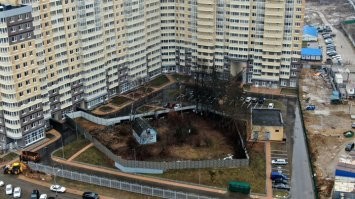 Хозяйка хотела очень дотуя. ...Афи девелопмент. застрой этого жк Одинбург предлагал дорого. Пошла на принцип. в итоге вот дом так и стоит. но есть слухи, что переговоры возобновились. так как их начал вести инвестор посильнее с которым выпендриваться смысла нет.