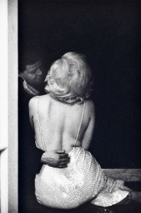 > Слухи о связи известной актрисы и президента США распространились благодаря эпатажной художнице

Фото хоть и фейковое (дублёры), но то, что и Джон, а потом и его братишка знатно штырили Монро - вполне себе всеизвестный факт.