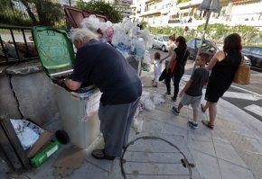 "даже бродяги получают пособия около 1200$" -    А теперича расскажи почему люди стоят в очереди за бесплатной едой, роются в мусорках, спят в коробках на улице...