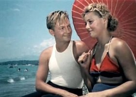 Это совсем не байка. Просто импортные купальники из синтетики,сильно натянутые на советских фигурах разительно отличались как по облеганию,так и по прозрачности от советских аналогов из хлопка,а то и шерсти. Ну и советская синтетика была значительно толще и грубее импортной. Потому и пошли легенды про "прозрачность".