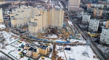 на судебные иски всем глубоко начхать) соблюдение обещаний застройщиками в МО - это нечто из разряда фантастики) Ну и конкретно в этом доме придомовой территории хватает, ибо дом не то, что большой, он огромный.