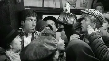 "Подумала, что никто не увидит": женщина совершила кражу портмоне с документами и личными вещами курьера