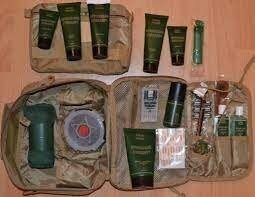 То есть по факту - вся забота о гигиене лежит на солдате и зависит от его изворотливости и готовности переносить тяготы и лишения? А высшее начальство и соответствующие научные службы считают, что нормальная помывка всего тела с мылом и мочалкой должна быть раз в неделю?
Напомню, что обеспечением армии занимаются не только снабженцы,но и наука. Точно рассчитывается потребление калорий,характеристики обмундирования,проживания,время износа матрацев,носок и содержание косметички.