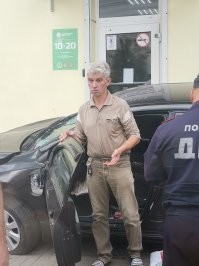 В местных пабликах пишут, что он был не просто пьяный, а ужратый в ноль. Судя по фотке, ещё и обоссался.