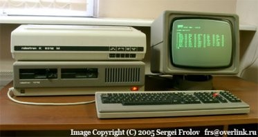 Я из той эры, когда игры были чёрно-зелёные. Одна из первых игр была Xonix на роботроне
