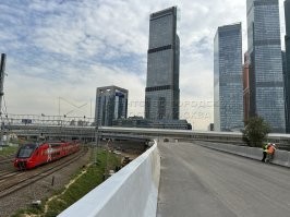 Что вы людям впариваете, дорога идет вдоль железки. Раньше между железкой и жилой зоной были унылые гаражи или бетонные серые заборы. Сейчас железку отгородили шумовыми щитами, а вместо заборов и гаражей сделали прогулочные парковые зоны. И вообще ЗАО - один из самых зеленых и экологически чистых районов Москвы.