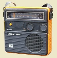 Был у меня такой - «Вега-404».
На фоне других смотрелся очень здорово, и играл неплохо. Одна проблема - пару плоских батареек буквально сжирал, не напасешься.
Проблему решил БП на 9 вольт от калькулятора.