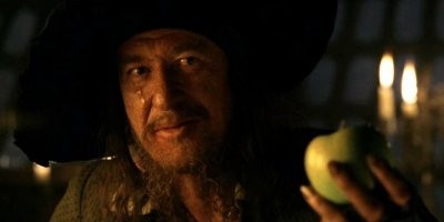 Самый его сильный ход - он всегда делает так, чтобы его снимали с правого бока. Т.е. в кадре он всегда слева. Мы привыкли читать книги слева направо, вот он и ставит себя в качестве заглавной буквы. Это невозможно соблюдать дословно, но когда будете пересматривать Пиратов, прикиньте сколько раз он в левой половине экрана.