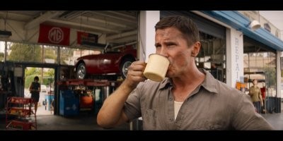 Ему одежду, стрижку, бороду и прочее менять нельзя? Я вижу Джона Уика рядом с Ф1. А как он в двигатель посмотрит в костюме? Посмотрим, что там будет, но пока мой образец влюбленного в работу автомеханика выглядит так.