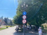 Умиляет стоянка самокатов за знаком.