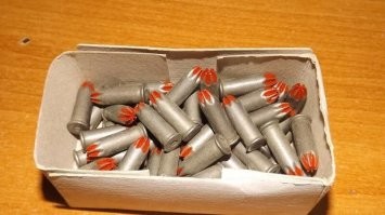 Кидаешь на асфальт и каблуком по патрончику. Бабах! Каблук отдельно от ботинка. А вечером мать шкуру с жо*ы спустит. А потом, когда патрончик снова оказывался у меня, всё повторялось. Весело было!