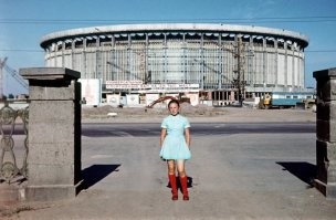 Спасибо. Прям, как в детство окунулся.
На завершающем этапе строительства комплекса, старшеклассников гоняли для помощи  строителям. Конечно не до чего такого не допускали, а просто убирали мусор и путались под ногами. Для нас это был отдых от школы, а строителям, головная боль. Сейчас на этом месте строиться новая арена, еще больше прежней...