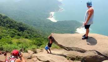 А вот снимок с другого ракурса той самой опасной горы! Действительно смелые и отчаянные люди.

Кому интересно: