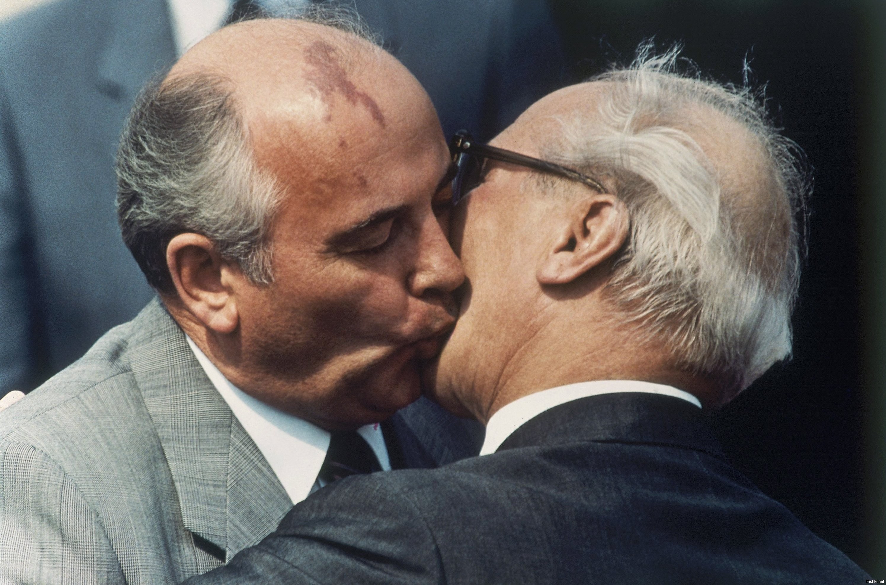 Роль горбачева в гдр кто играет. Брежнев и Хонеккер поцелуй. Эрих Хонеккер и Горбачев. Эрих Хонеккер и Брежнев поцелуй. Горбачев поцелуй Хонеккера.