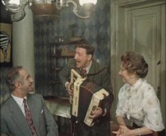 РозамУнда, путь подытожили весь,
РозамУнда, делать нам нечего здесь,
РозамУнда, ждёт меня город родной,
Час прощанья РозамУнда,
Уезжаем мы домой.