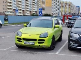 Стоит у ленты на парашютной. Следы ладоней на капоте.