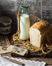 1. Крышечка смята, а кефир не отпит.
2. Почему, зачем и как у буханки (не половинки!), не извлечённой из "авоськи", оказалась отрезана горбушка и куда пропали крошки?
3. Хлеб не опарной технологии, а современный "быстрохлеб" с разрыхлителем.
4. Кружевные салфетки, как правило, стелили не на что-попало и не в утилитарных целях, а на парадные предметы интерьера - полочки, телевизоры, радиоприёмники.
И т.д.