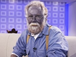 Вот алкаш, а ещё клубникой закусывает...