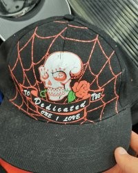 Автор похоже никогда не слышал о «El Día de Muertos» - праздник, посвящённый памяти умерших, проходящий ежегодно 1 и 2 ноября в Мексике, Гватемале, Никарагуа, Гондурасе, Сальвадоре. По поверью, в эти дни души умерших родственников посещают родной дом.
Там такие сувениры в порядке вещей.