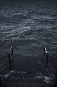 Чем пугающая? Это скорее спуск к воде во время плохой погоды.