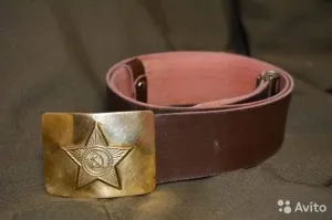 Помню, будучи учеником старших классов, когда появилась потребность в деньгах, а просить у родителей уже не хотелось-придумал себе заработок. Покупал в военторге солдатские ремни с латунной бляхой, как на фото, стачивал звезду и округлял углы. Потом декоративными заклепками приклепывал на место звезды -метлаллические бирки со старых джинсов, иногда даже красивые кожаные, и отдавал на продажу-соседу торгашу.  Местные модники отрывали с руками). Бизнес просуществовал до тех пор, пока у всех знакомых, одноклассников и родственников не закончились эти самые бирки со старых джинсов)