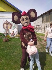 Чебурашка немного приуныл на празднике