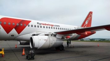 Неделю назад улетел и сегодня вернулся на SSJ100 - нормальный самолет, ничуть не хуже того же Боинга или Эйрбуса, только шасси громко выдвигаются, в остальном все вполне комфортно. Летаю часто, есть с чем сравнить!